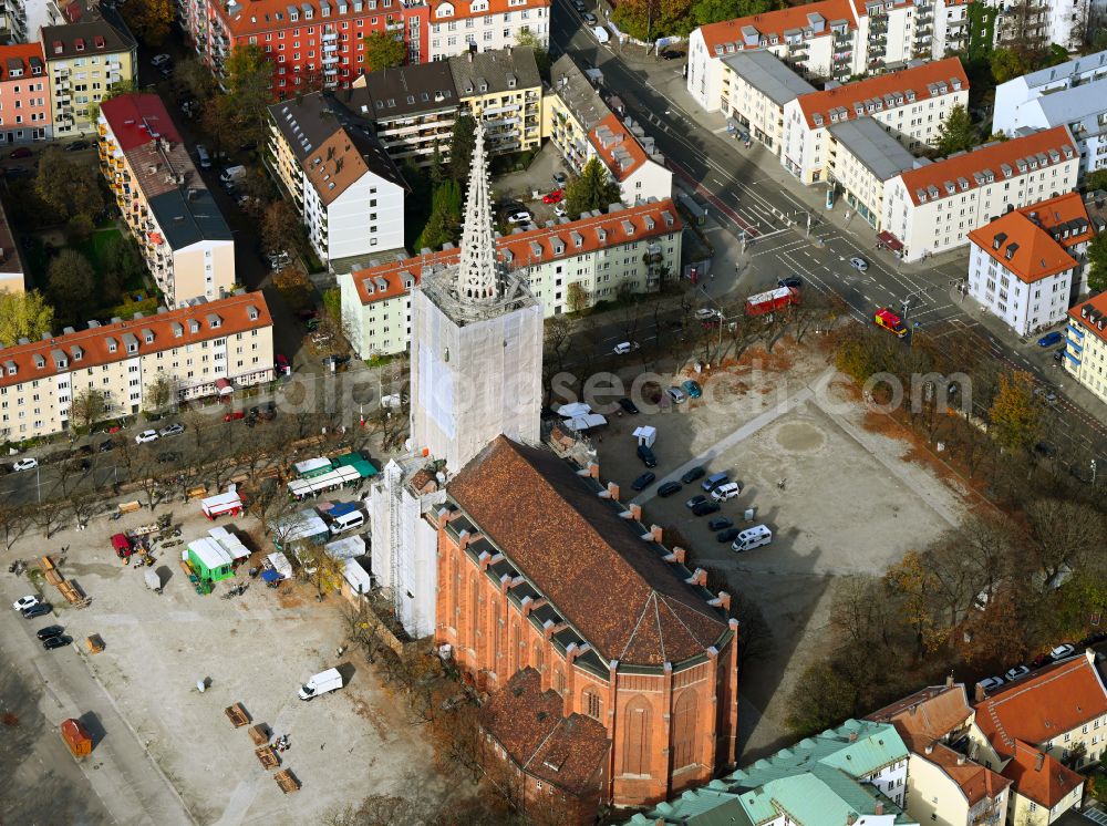 München from the bird's eye view: Autumn discolored vegetation view Renovation of the tower on the church building of the Mariahilfkirche on Mariahilfplatz in the district Au-Haidhausen in Munich in the state Bavaria, Germany