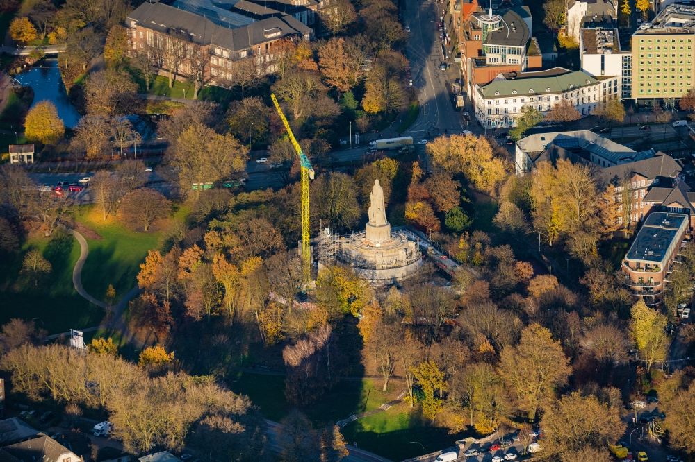 Hamburg from above - Autumnal discolored vegetation view construction site Tourist attraction of the historic monument Bismarck-Denkmal in the Alter Elbpark in the district Sankt Pauli in Hamburg, Germany