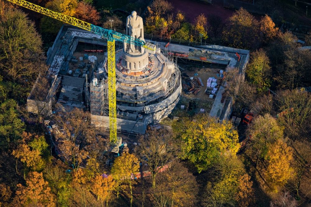 Aerial image Hamburg - Autumnal discolored vegetation view construction site Tourist attraction of the historic monument Bismarck-Denkmal in the Alter Elbpark in the district Sankt Pauli in Hamburg, Germany