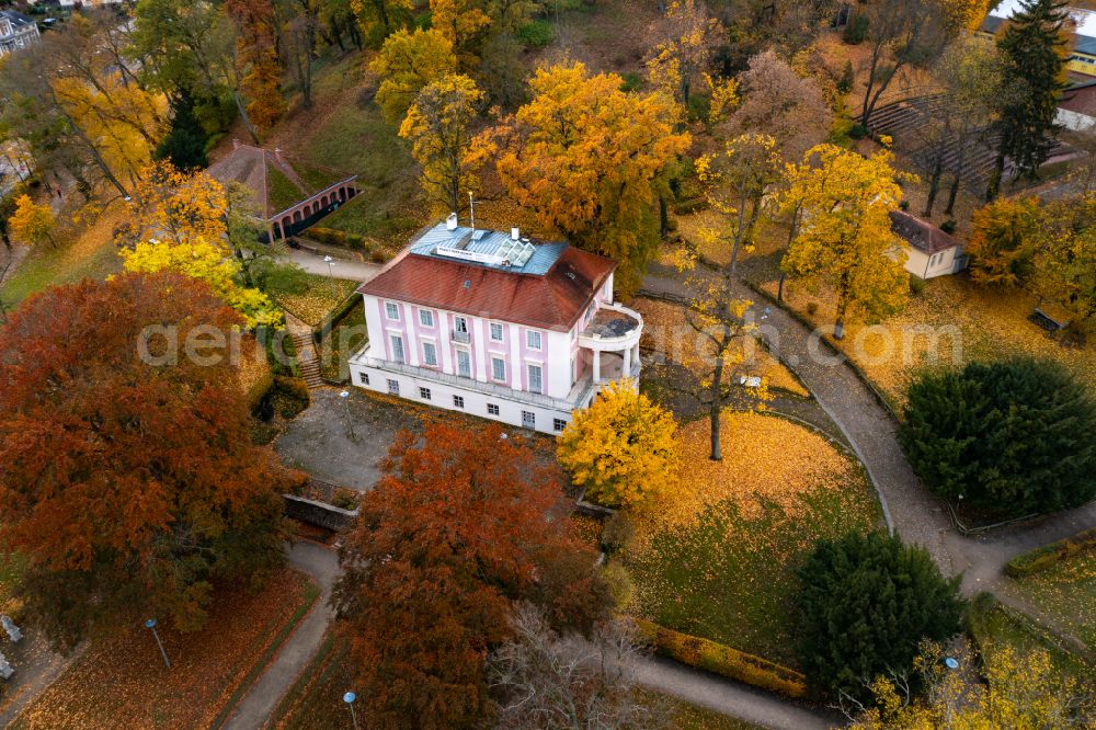 Bad Freienwalde (Oder) from the bird's eye view: Autumnal discolored vegetation view building complex in the park of the castle in Bad Freienwalde (Oder) in the state Brandenburg, Germany