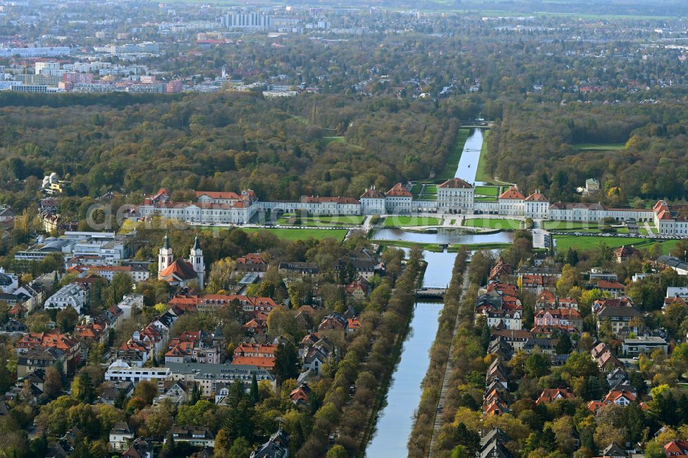 Aerial photograph München - Autumnal discolored vegetation view building and Castle Park Castle Nymphenburg im Stadtteil Neuhausen-Nymphenburg in Munich in the state Bavaria