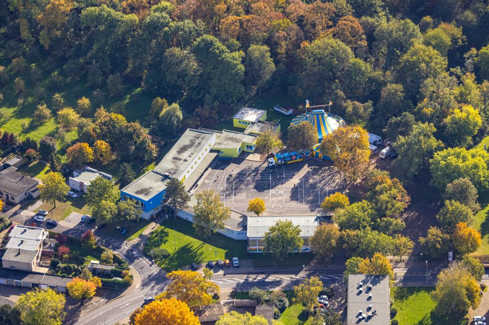 Aerial image Moers - Autumnal discolored vegetation view school building of the Adolf-Reichwein-Schule and circus on street Reichweinstrasse in the district Asberg in Moers in the state North Rhine-Westphalia, Germany