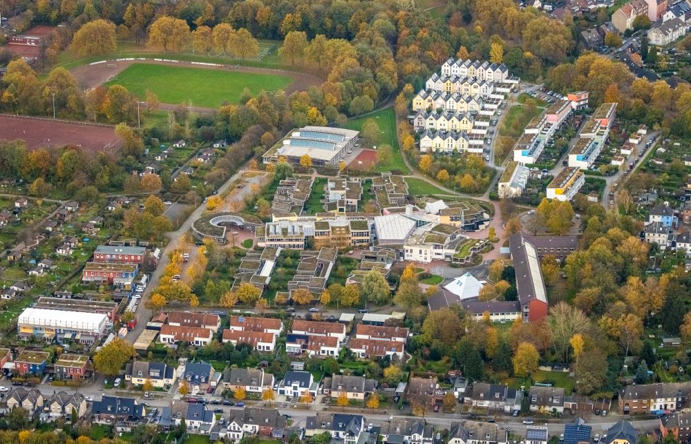 Aerial photograph Gelsenkirchen - Autumnal discolored vegetation view school building of the protestant Gesamtschule on street Laarstrasse in the district Bismarck in Gelsenkirchen at Ruhrgebiet in the state North Rhine-Westphalia, Germany