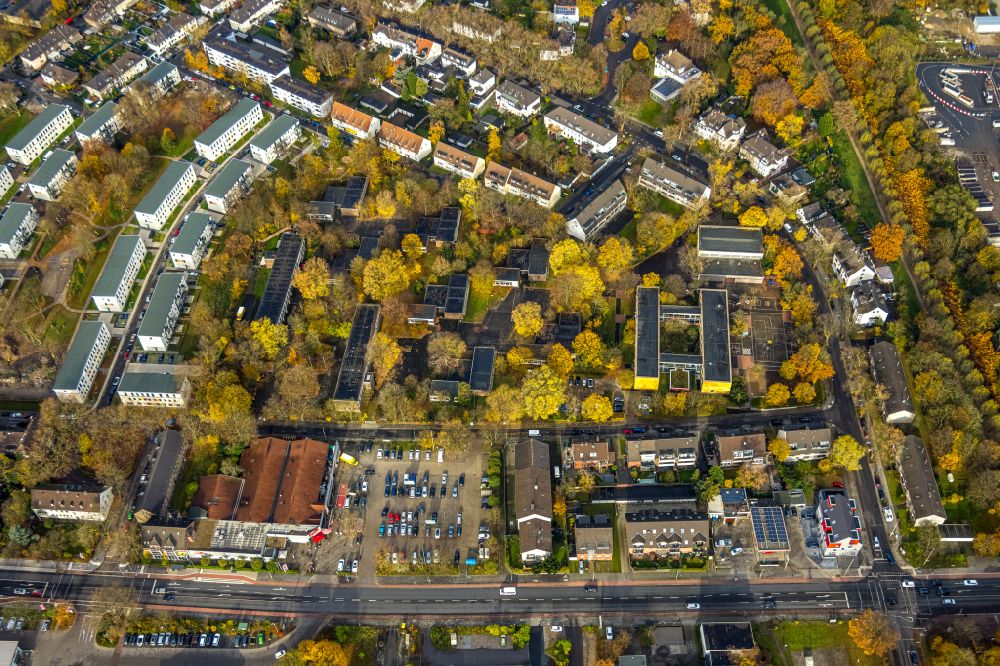 Duisburg from the bird's eye view: Autumnal discolored vegetation view school building of the Ganztags-Waldorfschule on street Heinrich-Bierwes-Strasse in the district Huettenheim in Duisburg at Ruhrgebiet in the state North Rhine-Westphalia, Germany