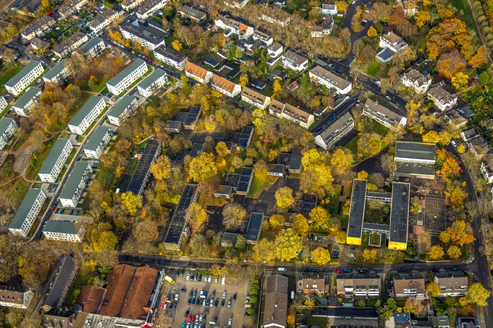 Aerial image Duisburg - Autumnal discolored vegetation view school building of the Ganztags-Waldorfschule on street Heinrich-Bierwes-Strasse in the district Huettenheim in Duisburg at Ruhrgebiet in the state North Rhine-Westphalia, Germany