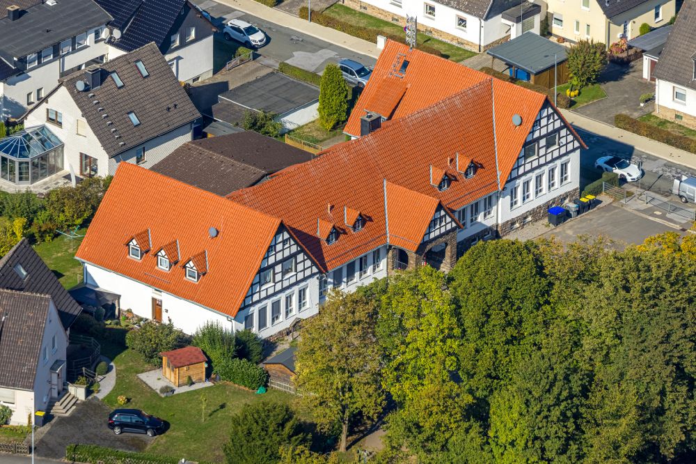 Aerial photograph Menden (Sauerland) - Autumnal discolored vegetation view school building of the Grundschule St. Michael Schwitten in Menden (Sauerland) at Sauerland in the state North Rhine-Westphalia, Germany