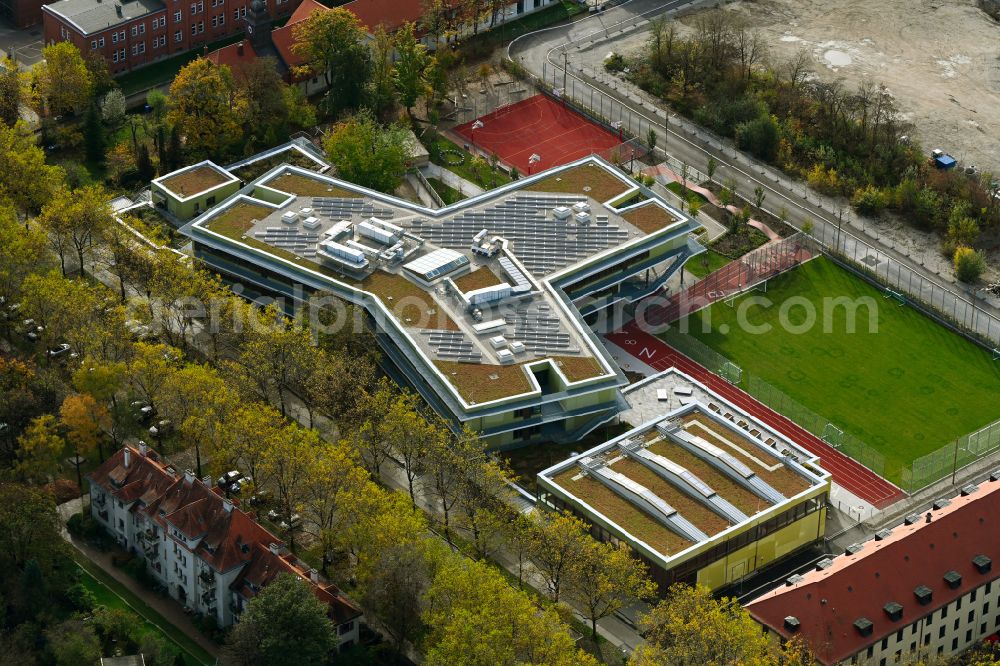 München from above - Autumnal discolored vegetation view Site of the school building in Kreativquartier on Infanteriestrasse in the district Schwabing-West in Munich in the state Bavaria, Germany