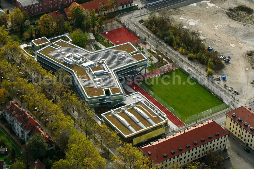 München from the bird's eye view: Autumnal discolored vegetation view Site of the school building in Kreativquartier on Infanteriestrasse in the district Schwabing-West in Munich in the state Bavaria, Germany