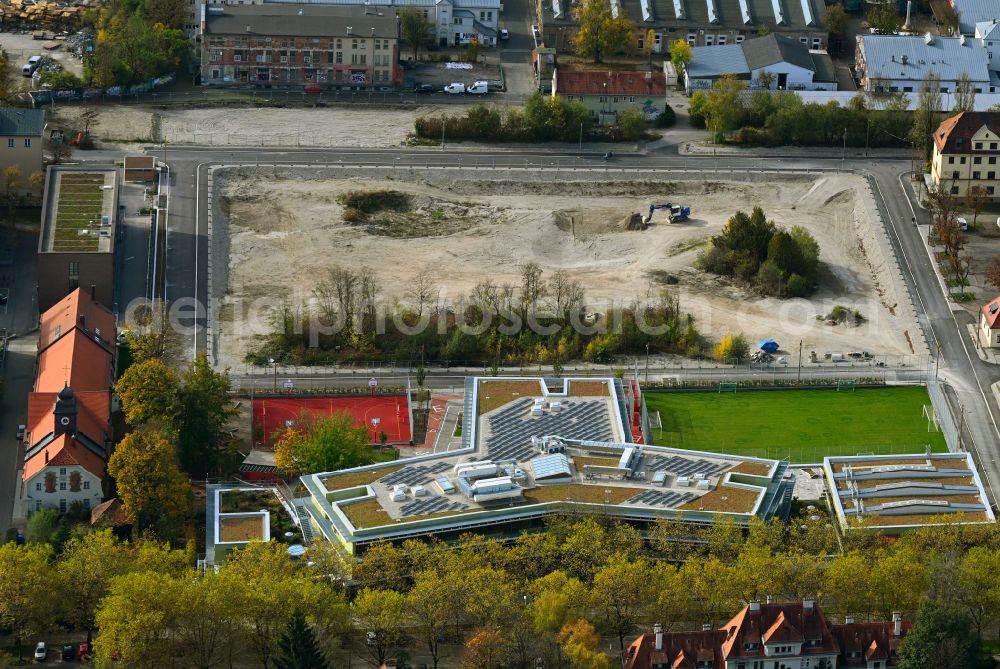 Aerial image München - Autumnal discolored vegetation view Site of the school building in Kreativquartier on Infanteriestrasse in the district Schwabing-West in Munich in the state Bavaria, Germany