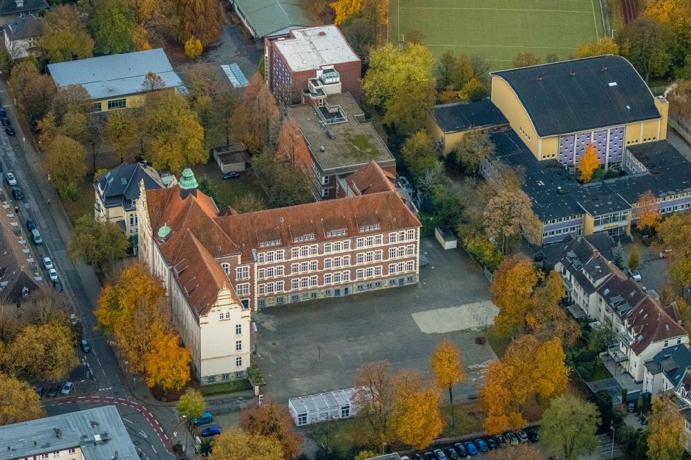 Gelsenkirchen from above - Autumnal discolored vegetation view school building of the Leibniz-Gymnasium on street Breddestrasse in the district Buer in Gelsenkirchen at Ruhrgebiet in the state North Rhine-Westphalia, Germany