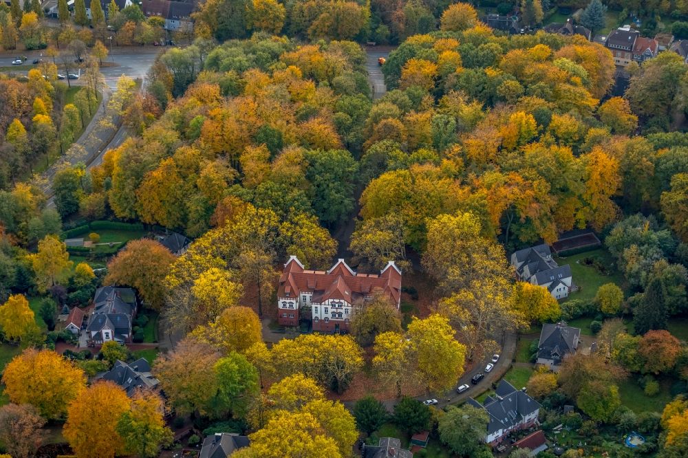 Aerial image Gladbeck - Autumnal discolored vegetation view School building of the Musikschule of Stadt Gladbeck in Gladbeck in the state North Rhine-Westphalia, Germany