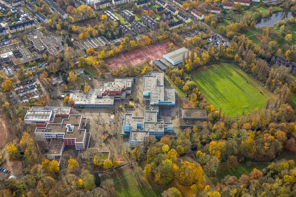 Duisburg from above - Autumnal discolored vegetation view school building of the Reinhard-und-Max-Mannesmann-Gymnasium and the Realschule Duisburg Sued on the street Am Ziegelkamp in the district Huckingen in Duisburg in the Ruhr area in the state North Rhine-Westphalia, Germany