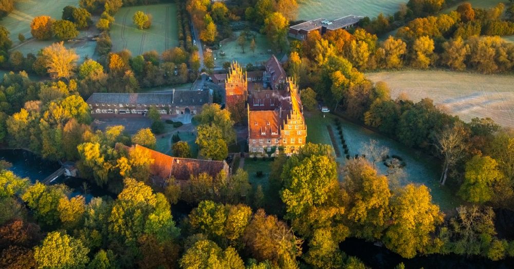 Hamm from the bird's eye view: Autumnal discolored vegetation view school building of the Schloss Heessen Privatschule and Internat in Heessen in the state North Rhine-Westphalia, Germany