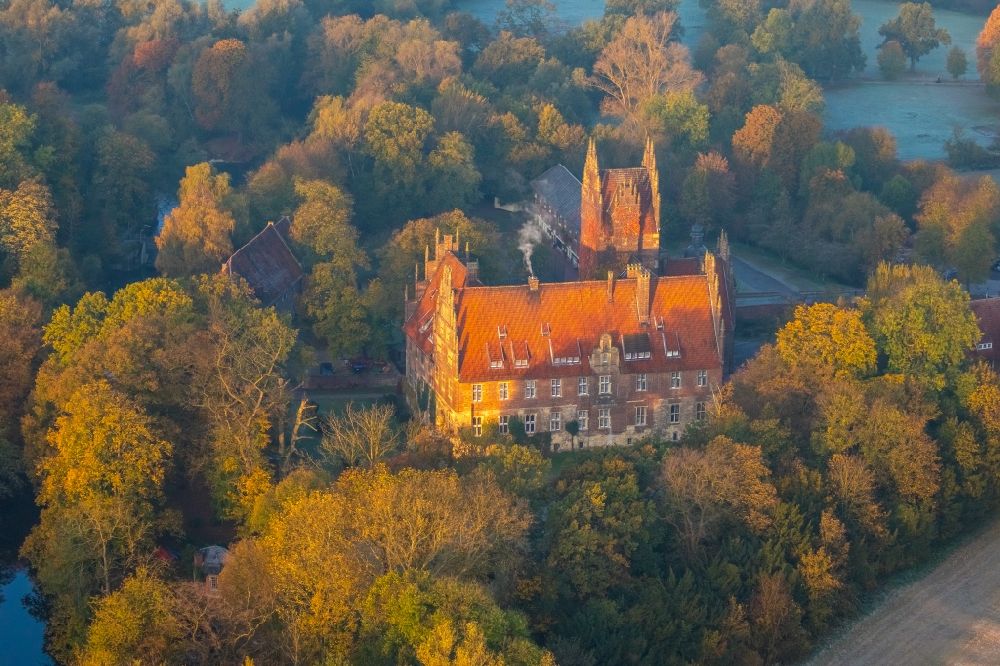 Aerial image Hamm - Autumnal discolored vegetation view school building of the Schloss Heessen Privatschule and Internat in Heessen in the state North Rhine-Westphalia, Germany