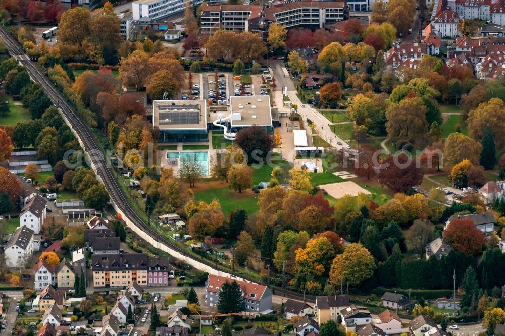 Aerial photograph Offenburg - Autumnal discolored vegetation view swimming pool of the Freizeitbad Stegermatt in Offenburg in the state Baden-Wurttemberg, Germany