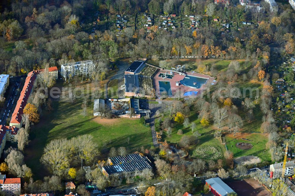 Aerial photograph Berlin - Autumnal discolored vegetation view Swimming pool and grounds with sunbathing areas of the Am Schlosspark outdoor pool in the Pankow district of Berlin, Germany