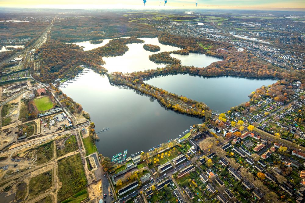 Aerial photograph Duisburg - Autumnal discolored vegetation view Waterfront landscape on the lake Sechs-Seen-Platte in the district Wedau in Duisburg at Ruhrgebiet in the state North Rhine-Westphalia, Germany
