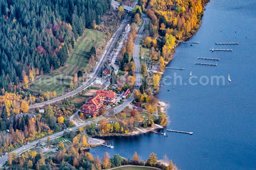 Aerial photograph Schluchsee - Autumnal discolored vegetation view complex of the hotel building Auerhahn Wellnesshotel in Schluchsee in the state Baden-Wurttemberg, Germany