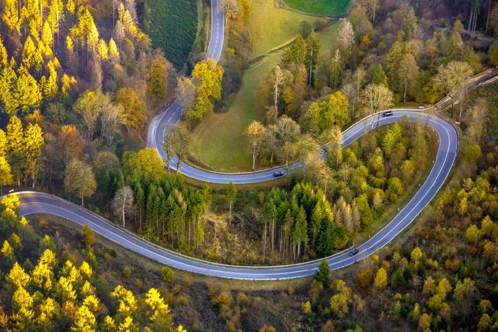 Brilon from the bird's eye view: Autumnal discolored vegetation view serpentine-shaped curve of a road guide of street L870 Am Bilstein in Brilon in the state North Rhine-Westphalia, Germany