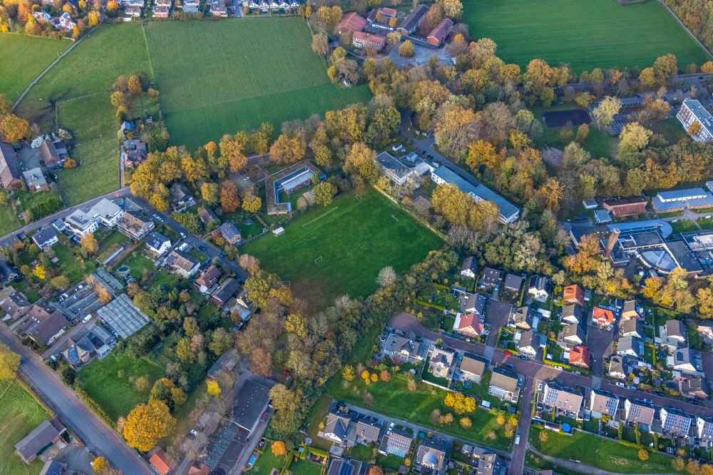 Aerial photograph Hamm - Autumnal discolored vegetation view sports grounds and football pitch on street Heithofer Allee in the district Norddinker in Hamm at Ruhrgebiet in the state North Rhine-Westphalia, Germany