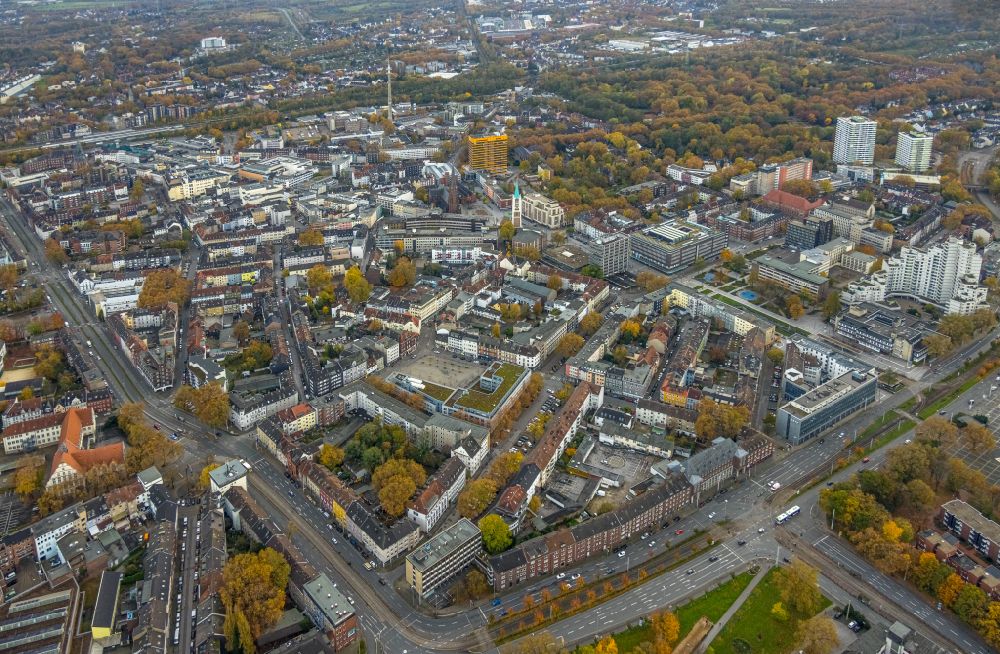 Gelsenkirchen from the bird's eye view: Autumnal discolored vegetation view city view on down town in the district Altstadt in Gelsenkirchen at Ruhrgebiet in the state North Rhine-Westphalia, Germany