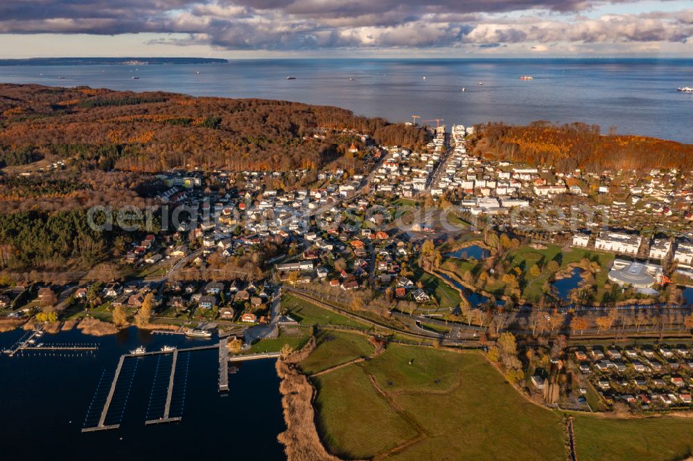 Aerial photograph Ostseebad Sellin - Autumnal discolored vegetation view city view on sea coastline of Baltic Sea in Ostseebad Sellin on the island of Ruegen in the state Mecklenburg - Western Pomerania, Germany
