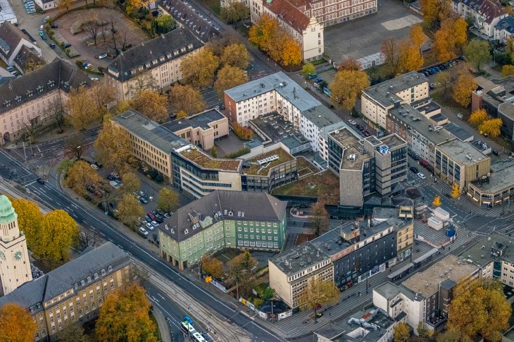 Aerial photograph Gelsenkirchen - Autumnal discolored vegetation view city view in the urban area at Rathausplatz in the Buer district in Gelsenkirchen in the Ruhr area in the state North Rhine-Westphalia, Germany