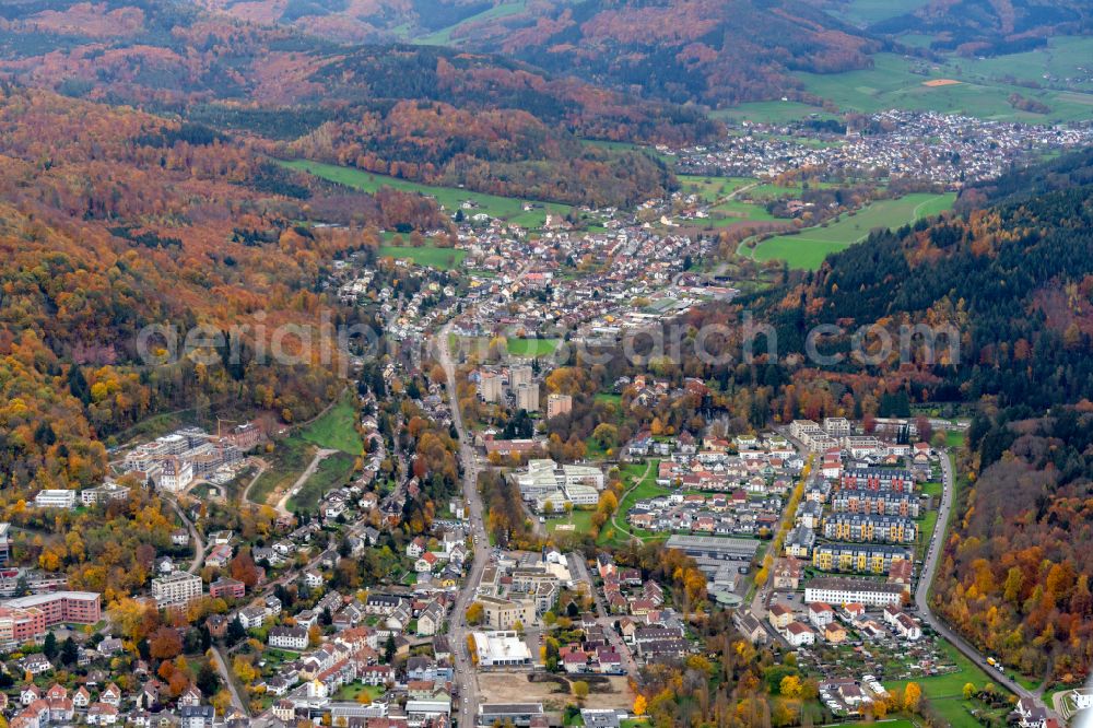 Aerial photograph Lahr/Schwarzwald - Autumnal discolored vegetation view city view of the inner city area in the valley surrounded by mountains in Lahr/Schwarzwald in the state Baden-Wuerttemberg, Germany