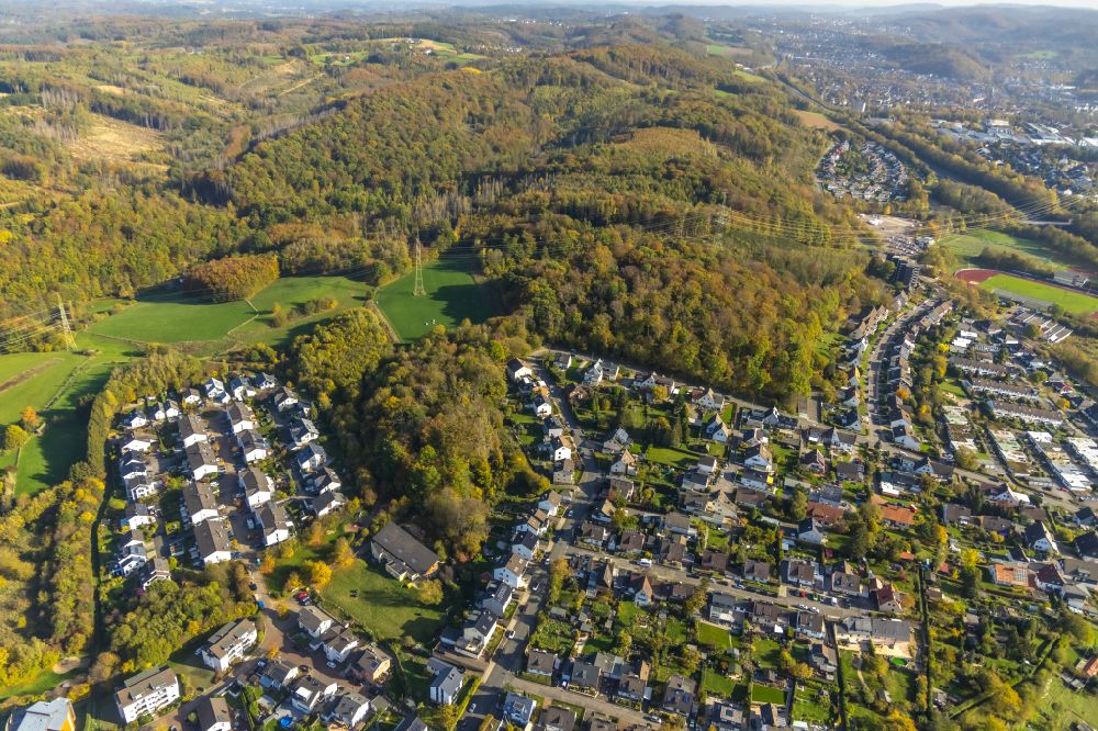 Hagen from the bird's eye view: Autumnal discolored vegetation view outskirts residential on street Im Kirchenberg in Hohenlimburg at Ruhrgebiet in the state North Rhine-Westphalia, Germany