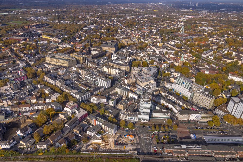 Aerial image Bochum - Autumnal discolored vegetation view the city center in the downtown area in the district Innenstadt in Bochum at Ruhrgebiet in the state North Rhine-Westphalia, Germany