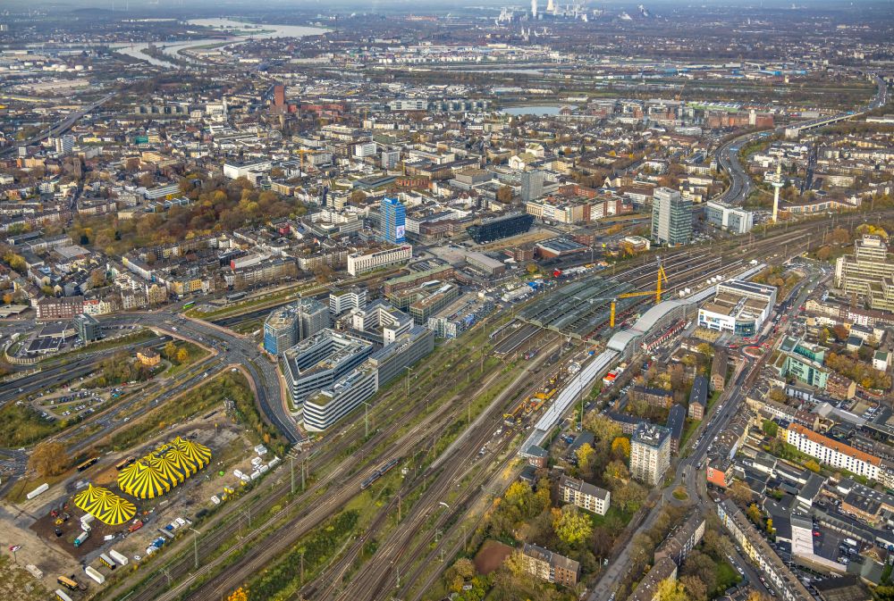 Aerial photograph Duisburg - Autumnal discolored vegetation view the city center in the downtown area am Hauptbahnhof in the district Dellviertel in Duisburg at Ruhrgebiet in the state North Rhine-Westphalia, Germany