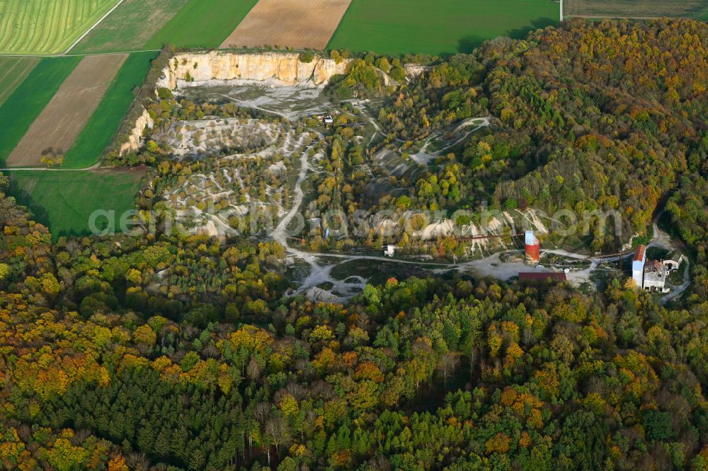 Aerial photograph Bischberg - Autumnal discolored vegetation view unused renatured quarry in Bischberg in the state Bavaria, Germany