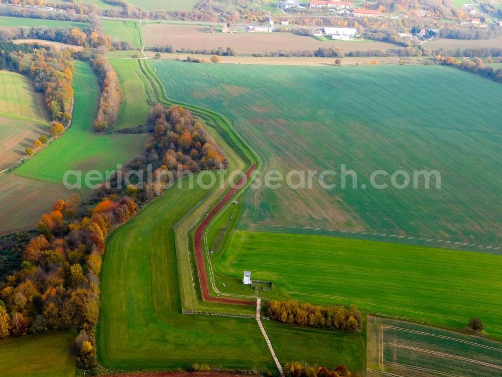 Teistungen from the bird's eye view: Autumnal discolored vegetation view route course of the former inner-German border between the GDR German Democratic Republic and the Federal Republic of Germany Federal Republic of Germany in Teistungen in the state Thuringia, Germany