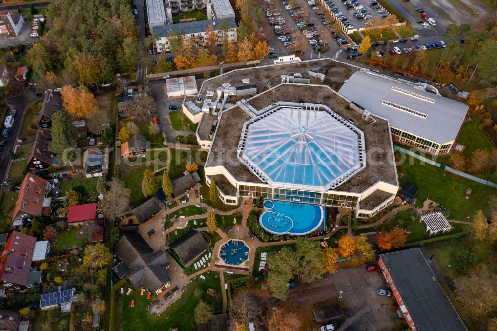 Ludwigsfelde from above - Autumnal discolored vegetation view spa and swimming pools at the swimming pool of the leisure facility in Ludwigsfelde in the state Brandenburg, Germany