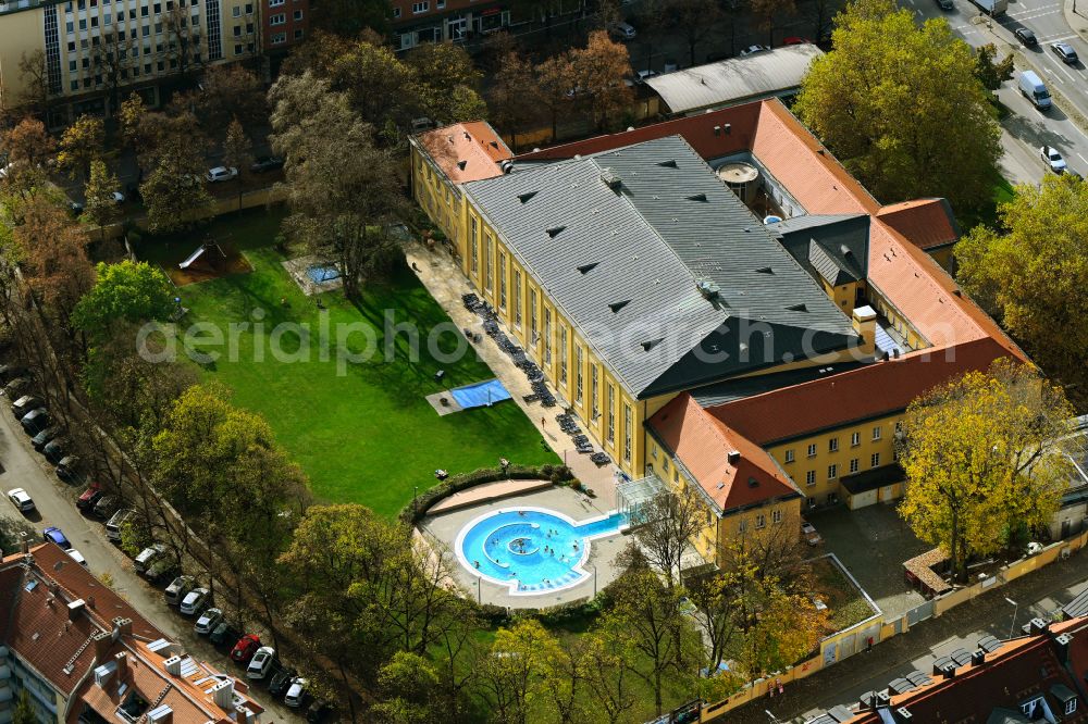 München from the bird's eye view: Autumnal discolored vegetation view spa and swimming pools at the swimming pool of the leisure facility of Nordbad on Schleissheimer Strasse in the district Schwabing-West in Munich in the state Bavaria, Germany