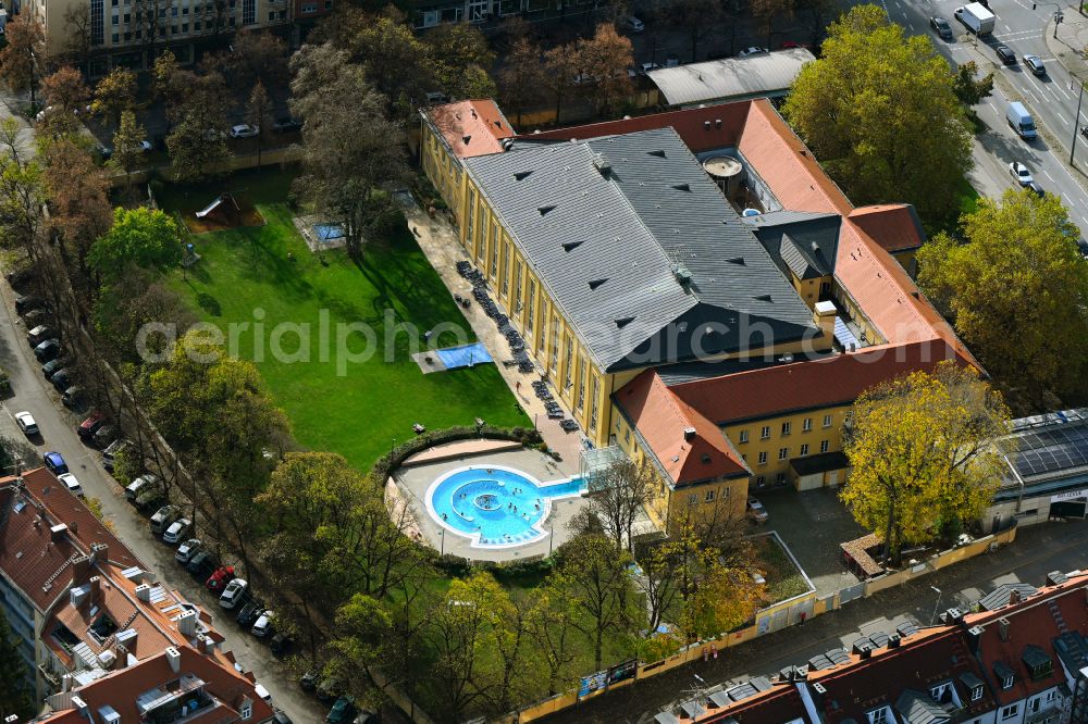 Aerial image München - Autumnal discolored vegetation view spa and swimming pools at the swimming pool of the leisure facility of Nordbad on Schleissheimer Strasse in the district Schwabing-West in Munich in the state Bavaria, Germany