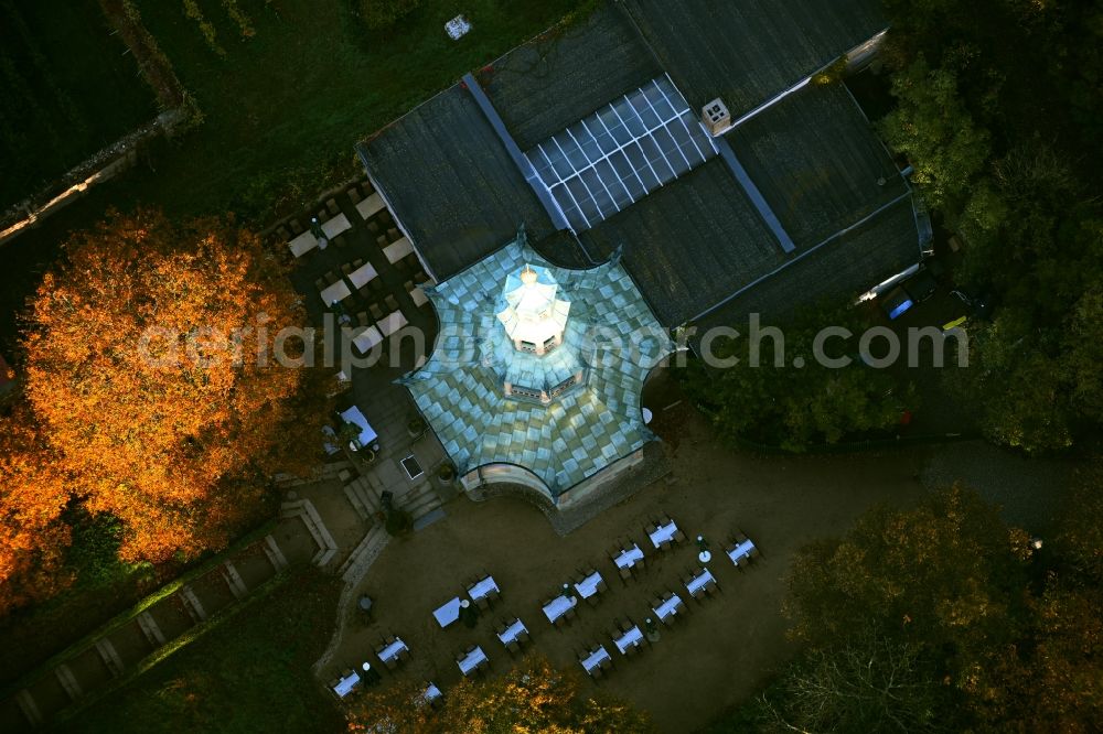 Aerial image Potsdam - Autumnal discolored vegetation view tables and benches of open-air restaurants Drachenhaus on street Maulbeeralle in the district Brandenburger Vorstadt in Potsdam in the state Brandenburg, Germany