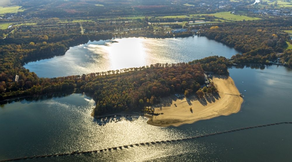 Haltern am See from the bird's eye view: Autumnal discolored vegetation view sandy beach areas on the Seebad Haltern on Halterner Stausee in Haltern am See in the state North Rhine-Westphalia, Germany