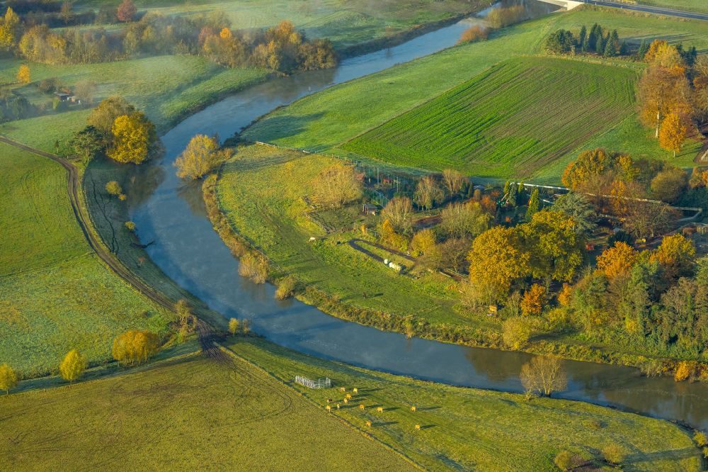 Ahsen from the bird's eye view: Autumnal discolored vegetation view riparian zones on the course of the river of Lippe in Ahsen in the state North Rhine-Westphalia, Germany