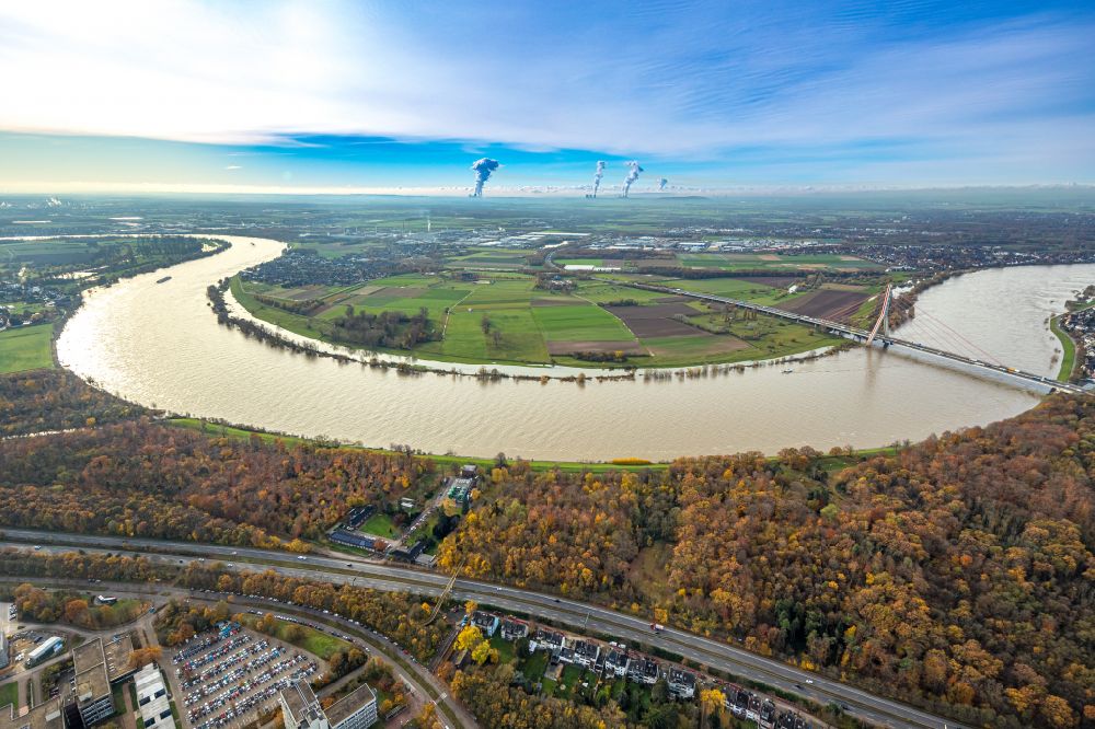 Düsseldorf from the bird's eye view: Autumnal discolored vegetation view curved loop of the riparian zones on the course of the river of Rhine on Ueofheimer Rheinbogen in the district Flehe in Duesseldorf in the state North Rhine-Westphalia, Germany