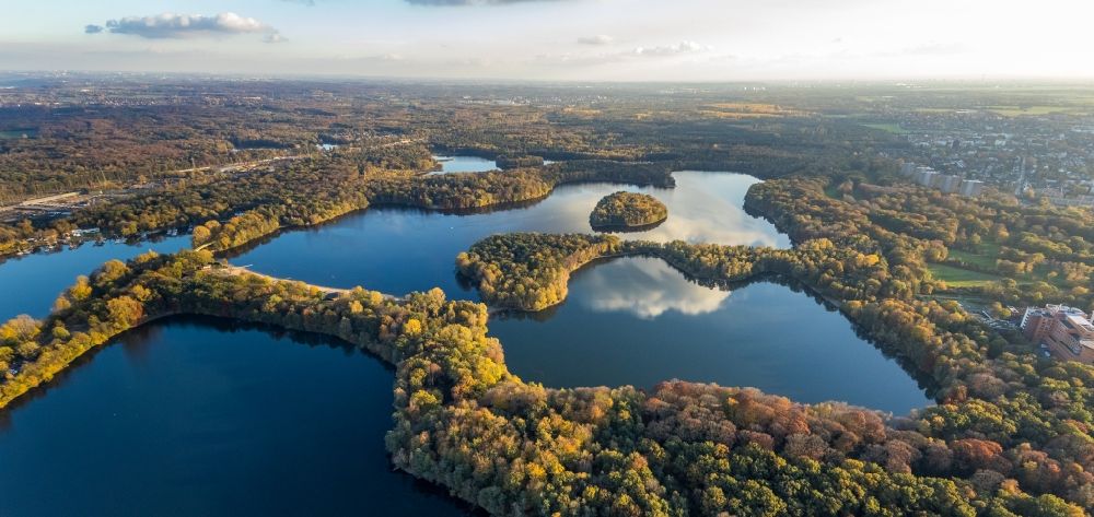 Aerial image Duisburg - Autumnal discolored vegetation view riparian areas on the lake area of Masurensee in Duisburg in the state North Rhine-Westphalia, Germany