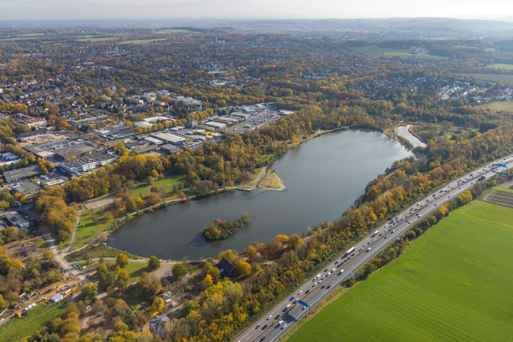 Aerial image Bochum - Autumnal discolored vegetation view riparian areas on the lake area of Uemminger See in Bochum in the state North Rhine-Westphalia, Germany