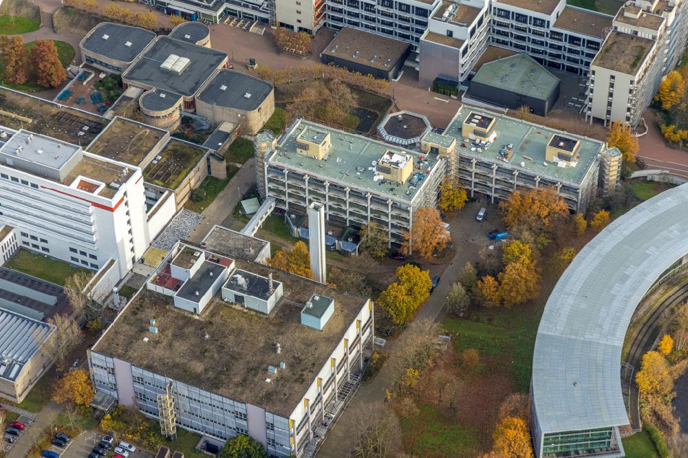 Düsseldorf from the bird's eye view: Autumnal discolored vegetation view reconstruction and extension of parking deck on the building of the parking garage on street Universitaetsstrasse in the district Bilk in Duesseldorf at Ruhrgebiet in the state North Rhine-Westphalia, Germany
