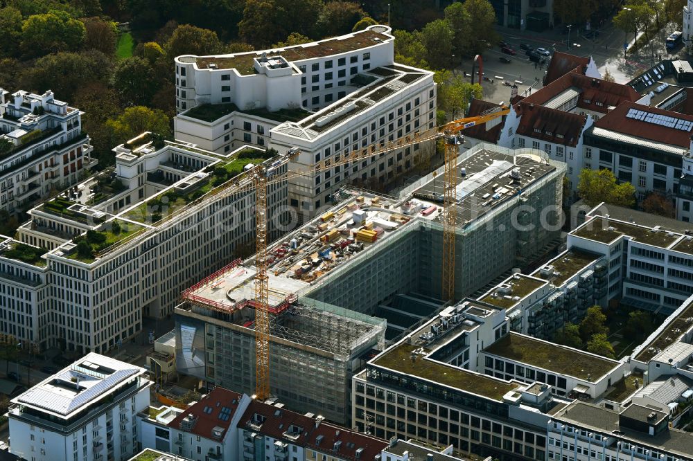 München from the bird's eye view: Autumnal discolored vegetation view construction sites for the conversion, expansion and modernization of the school building of Berufsschule fuer das Bau- and Kunsthandwerk on street Karlstrasse in the district Maxvorstadt in Munich in the state Bavaria, Germany