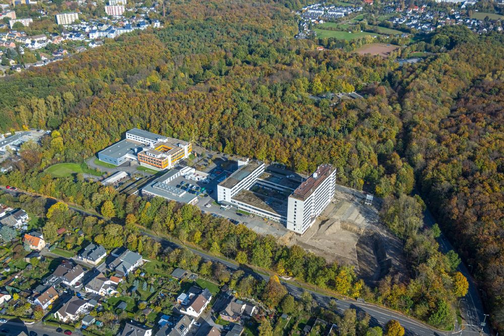 Aerial image Hagen - Autumn colored vegetation view Administration building of the company Landesbetrieb Information und Technik in the district Hagen-Mitte in Hagen in the Ruhr area in the state North Rhine-Westphalia, Germany
