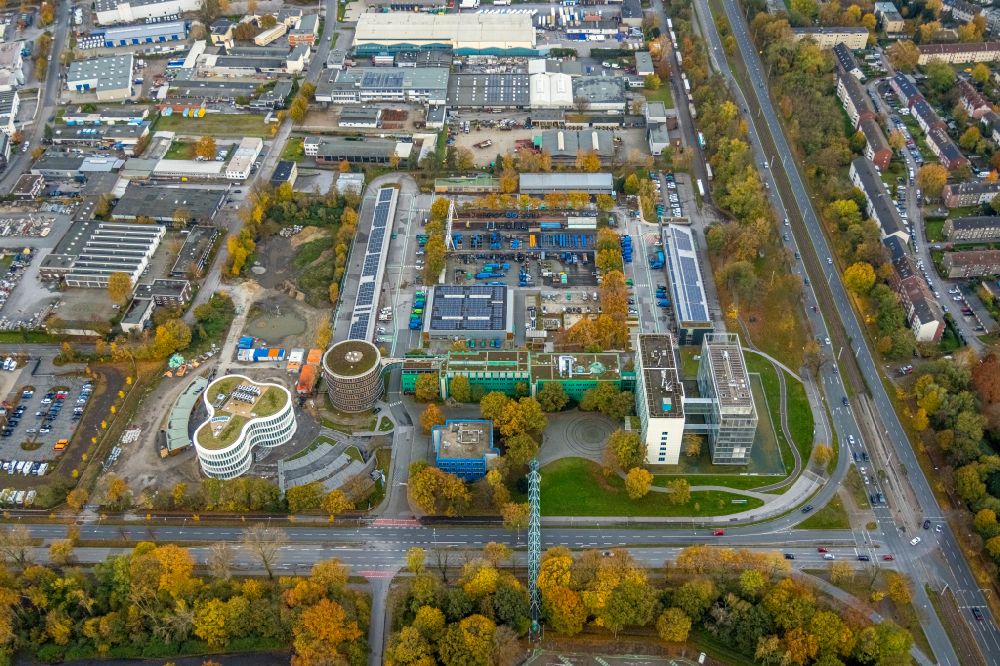 Aerial photograph Gelsenkirchen - Autumnal discolored vegetation view administration building of the company GELSENWASSER AG on Willy-Brandt-Allee on street Willy-Brandt-Allee in the district Erle in Gelsenkirchen in the state North Rhine-Westphalia, Germany
