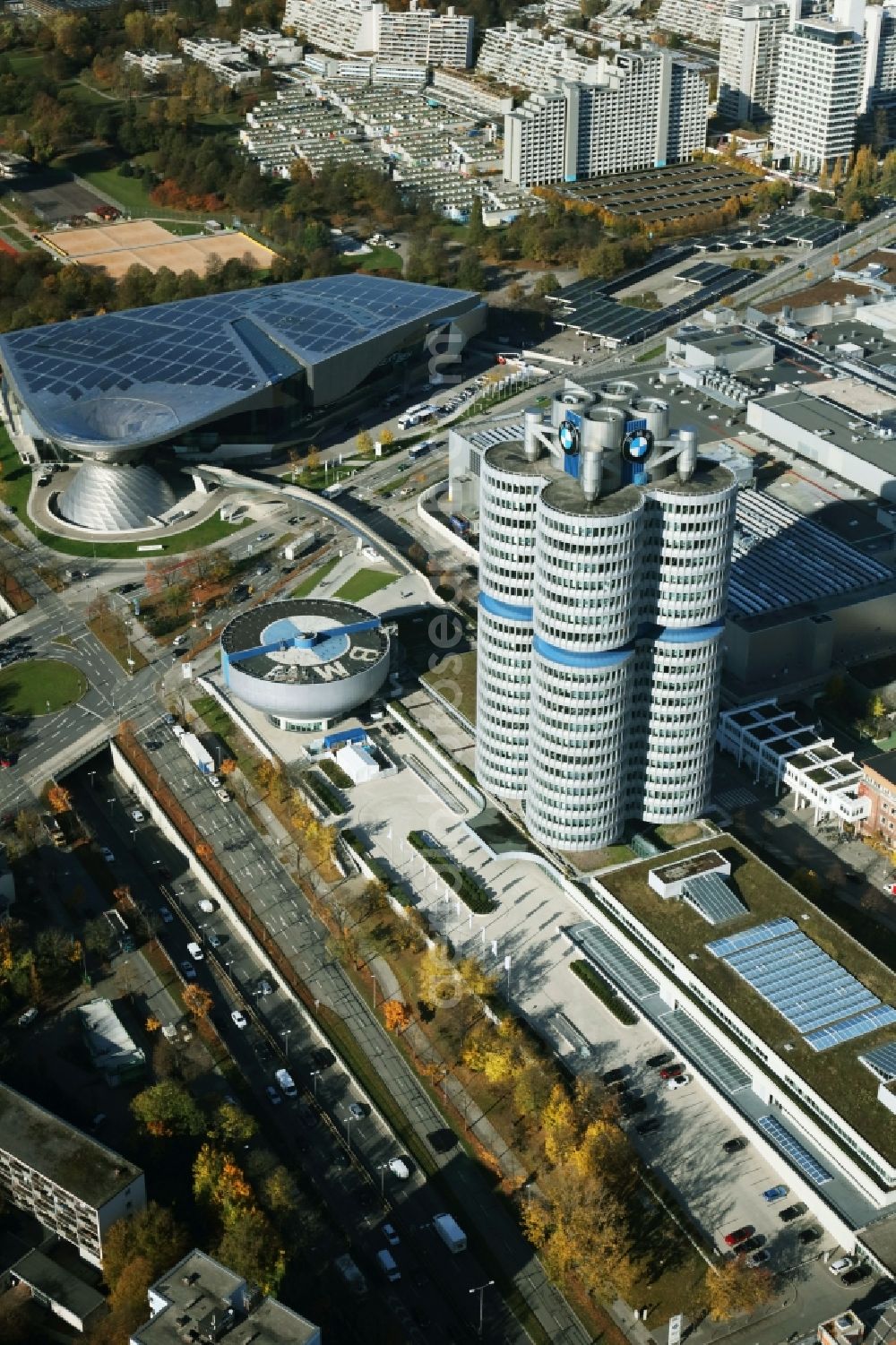 München from the bird's eye view: Autumnal discolored vegetation view administration building of the company Vierzylinof of BMW AG in the district Milbertshofen-Am Hart in Munich in the state Bavaria, Germany