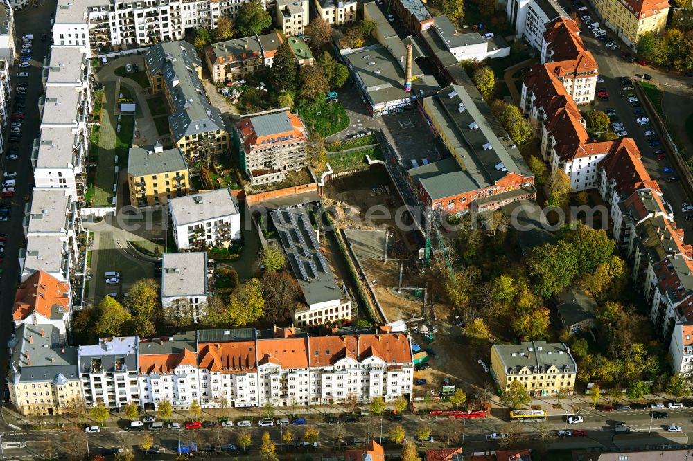 Aerial photograph Leipzig - Autumnal discolored vegetation view building of the indoor arena factory 2 - Kulturfabrik Leipzig e.V. on street Kochstrasse in the district Connewitz in Leipzig in the state Saxony, Germany