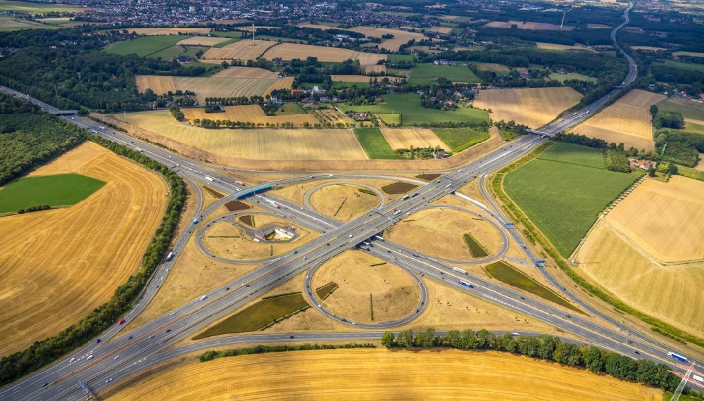 Kamen from the bird's eye view: Autumnal discolored vegetation view Traffic flow at the intersection- motorway A 1 A2 Kamener Kreuz in Kamen in the state North Rhine-Westphalia, Germany