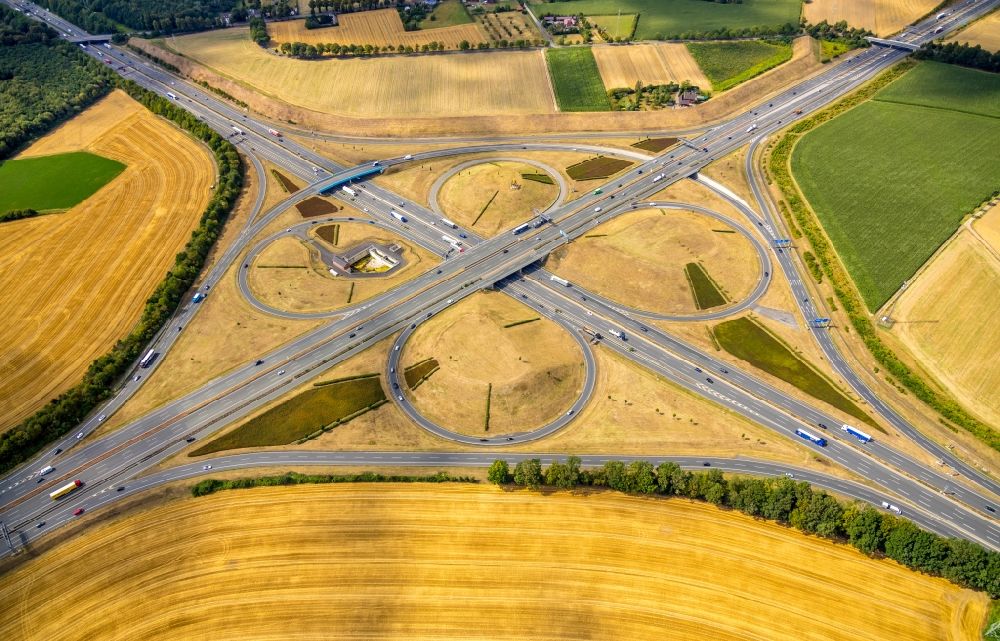 Aerial photograph Kamen - Autumnal discolored vegetation view Traffic flow at the intersection- motorway A 1 A2 Kamener Kreuz in Kamen in the state North Rhine-Westphalia, Germany